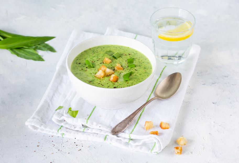 Cremige Bärlauchsuppe mit Petersiliencroûtons