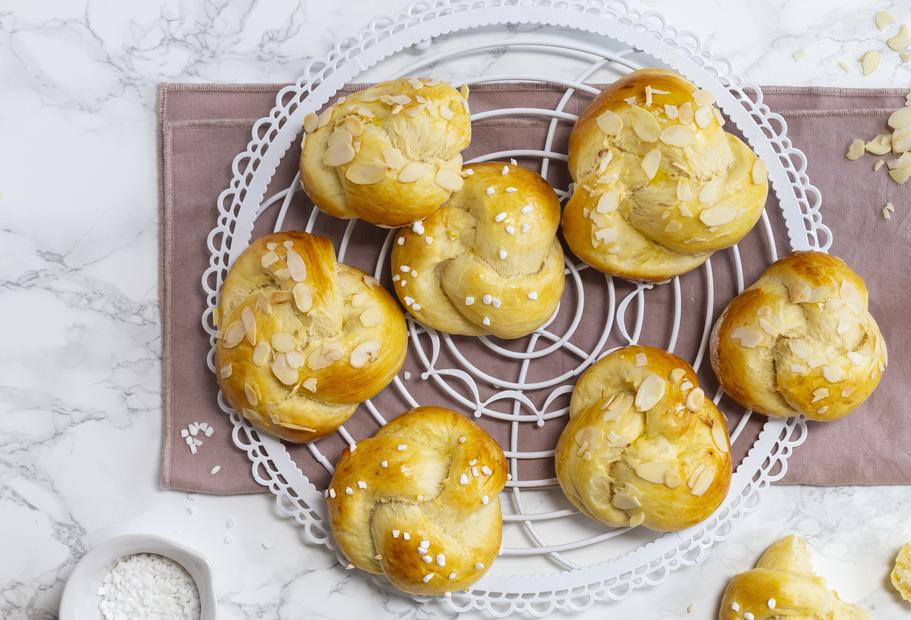 Lockere Buttermilch-Hefeknoten mit Mandeln