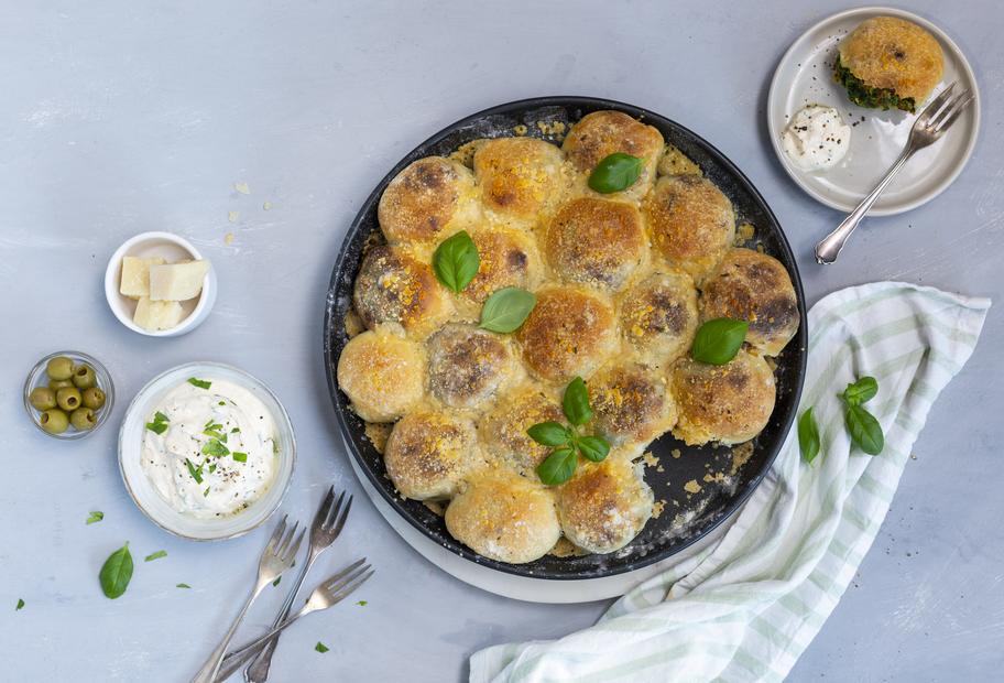 Mediterranes Bubble Bread mit Kräuterdip