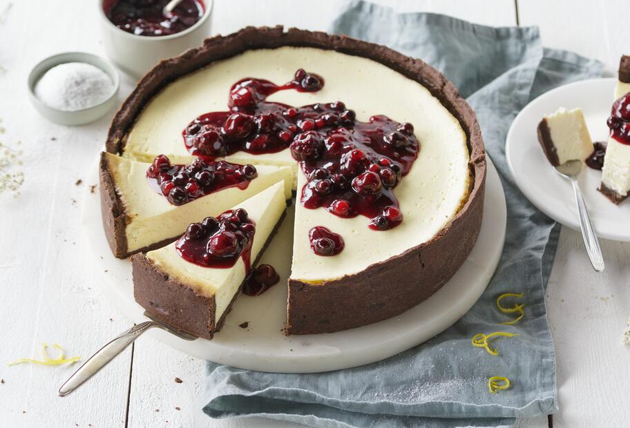 Rote-Grütze-Käsekuchen mit Schokoboden