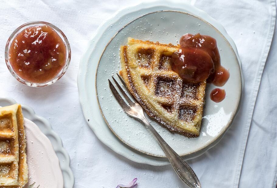 Vanille-Quark-Waffeln mit Rhabarberkompott