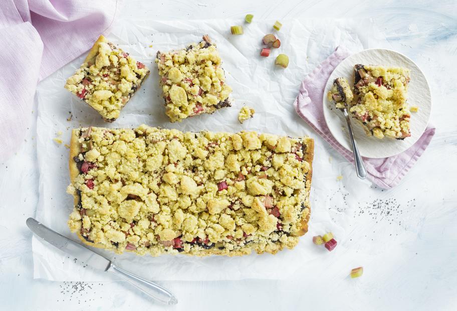 Streuselkuchen vom Blech mit Mohn und Rhabarber