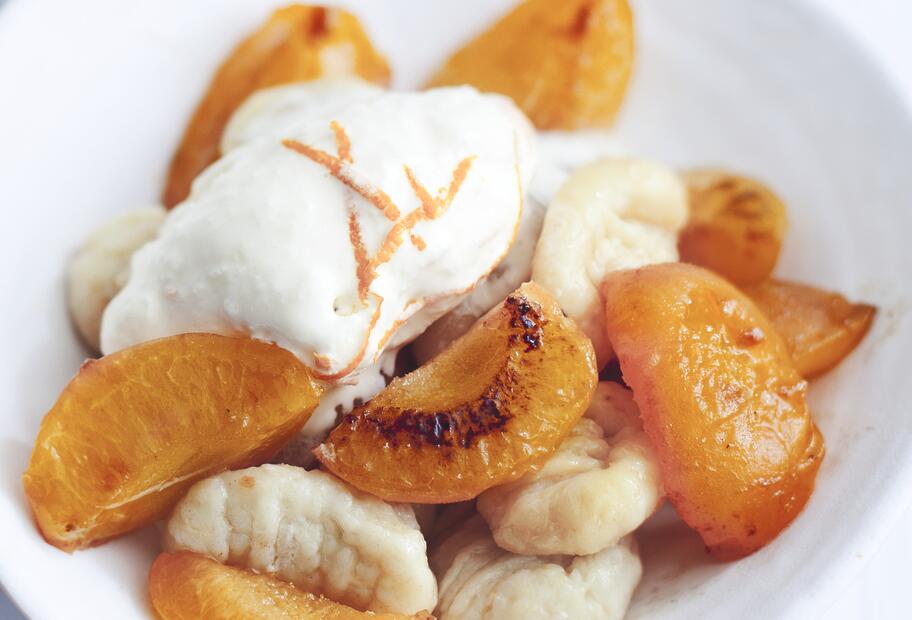 Vanille-Gnocchi mit Aprikosen und gefrostetem Orangenjoghurt