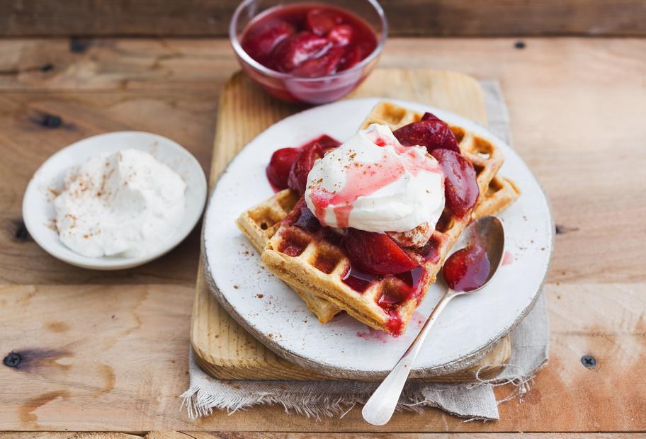Haferflockenwaffeln mit Pflaumenkompott