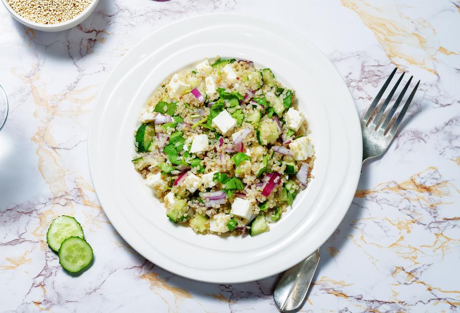Gesunder Quinoasalat mit Feta