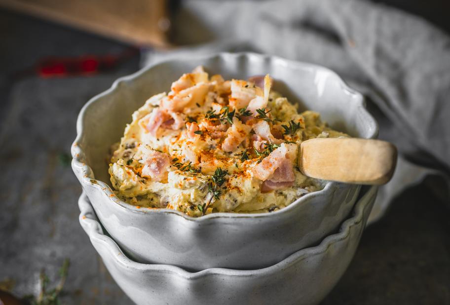 Dattel-Speck-Dip mit Crème fraîche