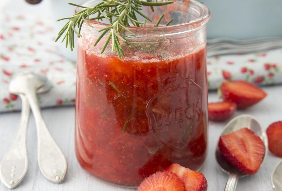 Sommerliche Erdbeermarmelade mit Rosmarin