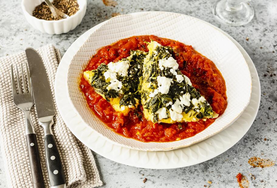 Gedämpfte Polentaschnitten mit Tomatensoße