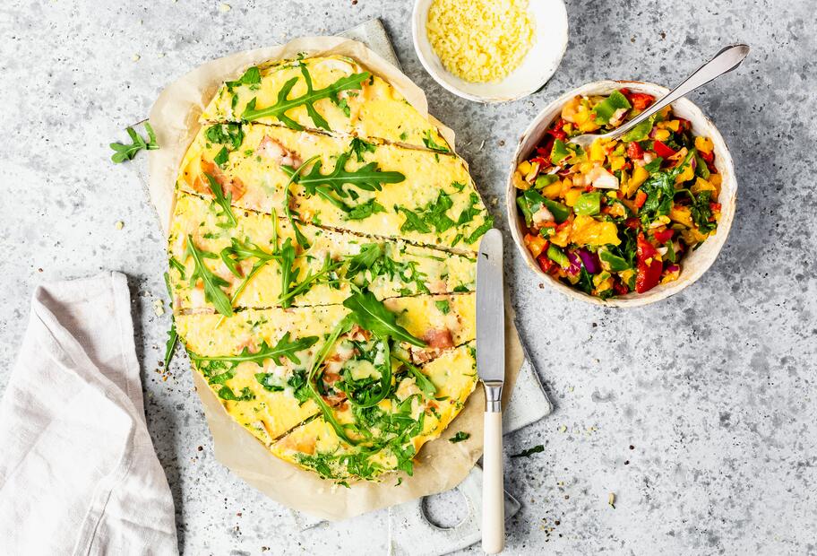 Käse-Schinken-Omelett mit Paprikasalat