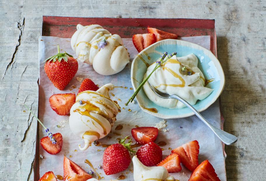 Meringues mit Erdbeeren und Lavendelcreme