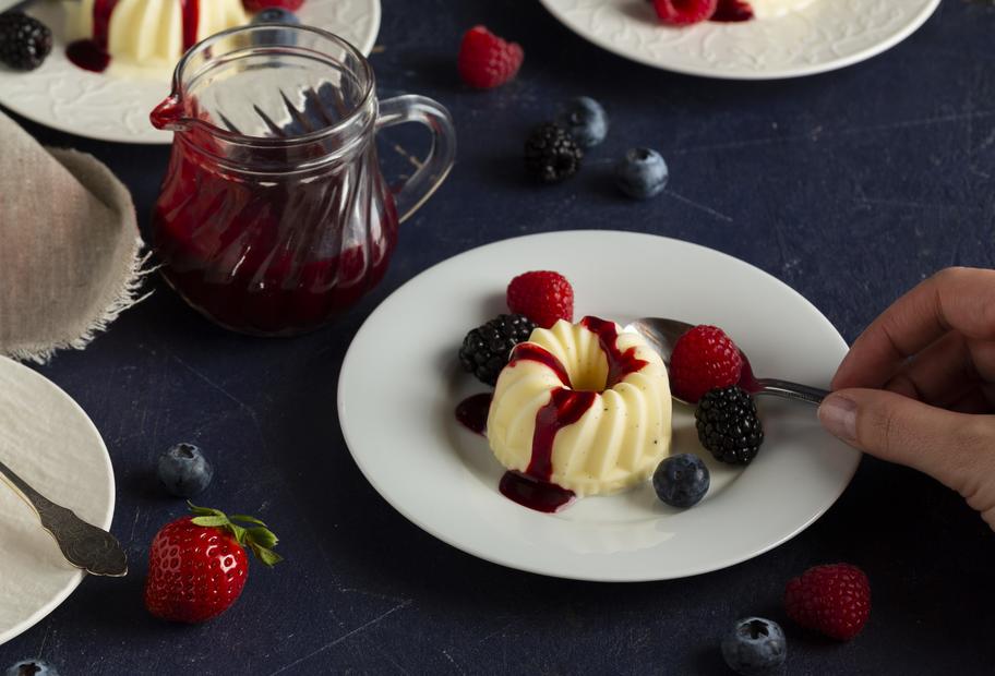 Mini-Eisgugelhupfe mit Fruchtsoße