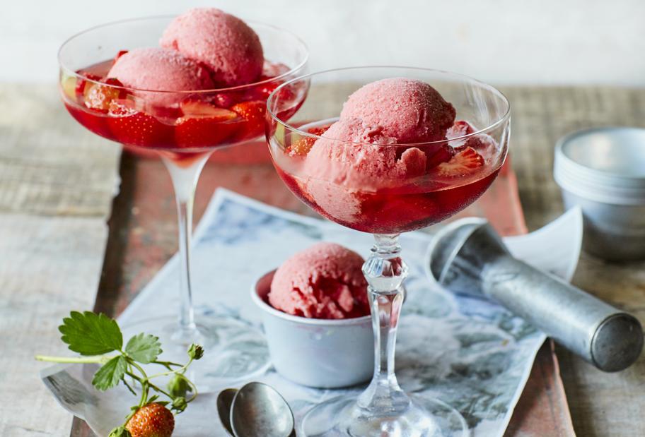 Weinbowle mit Erdbeer-Joghurt-Eis