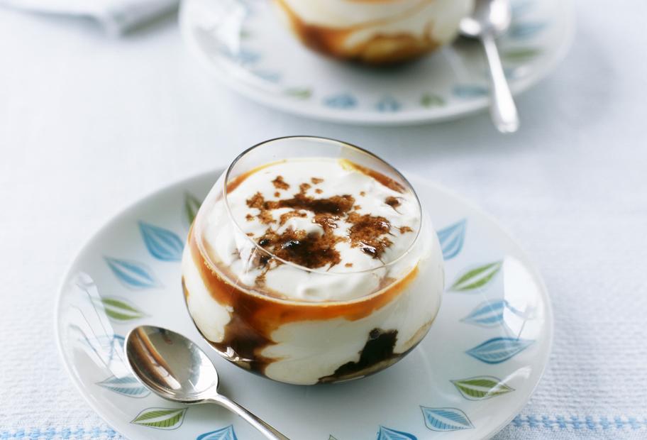Kokoscreme mit Rum und Ananas