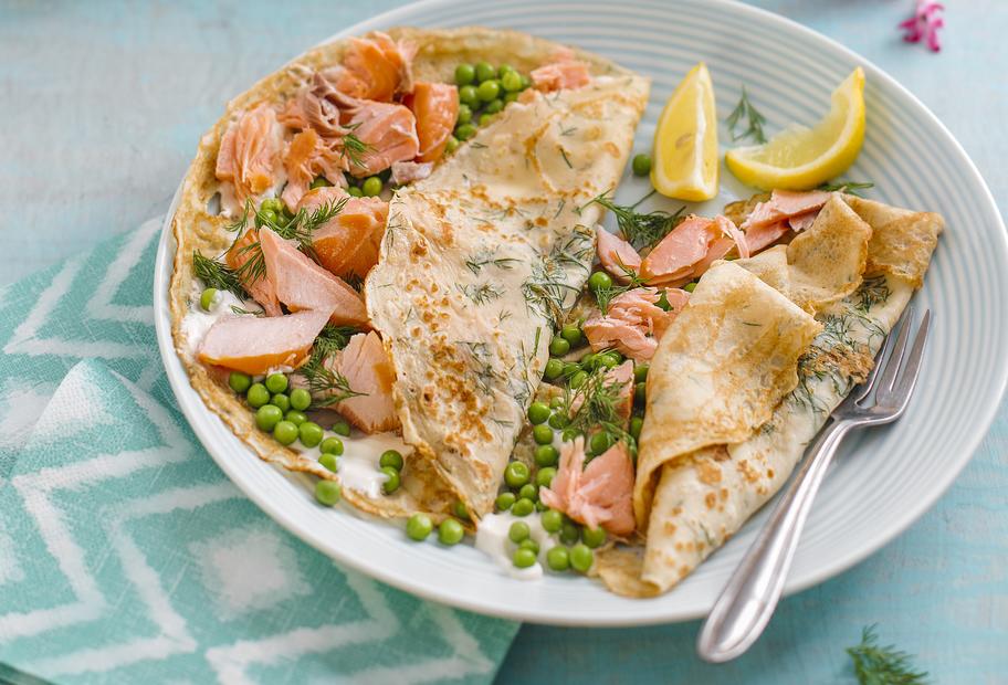 Lachs-Pfannkuchen mit Erbsen und Schmand