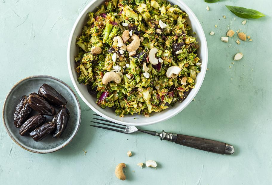 Orientalischer Brokkolisalat mit Cashews