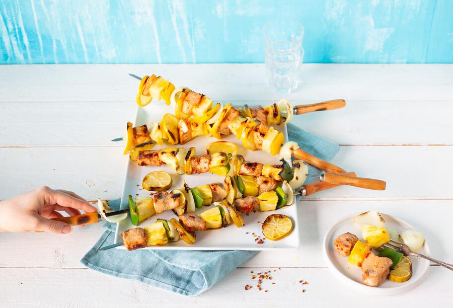 Gegrillte Schweinespieße mit Ananas und Paprika