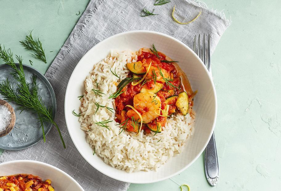 Zucchini und Garnelen in Tomatensoße mit Reis