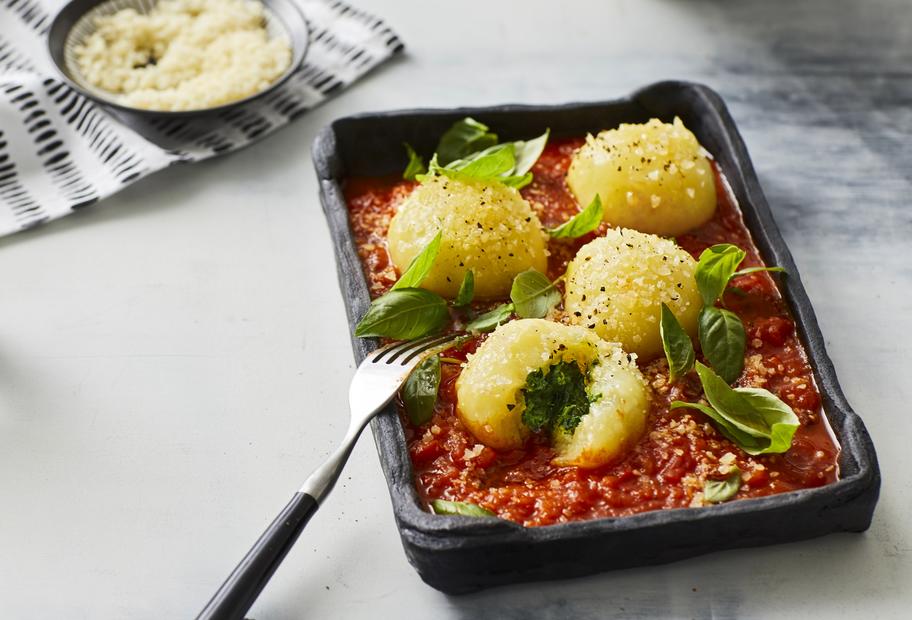 Spinatknödel mit Tomatensoße