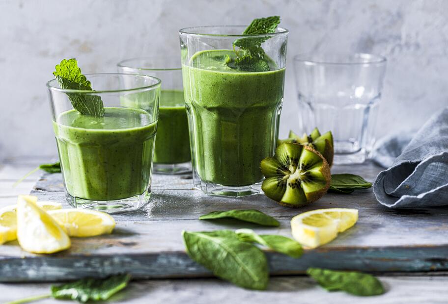 Grüner Sommersmoothie mit Minze