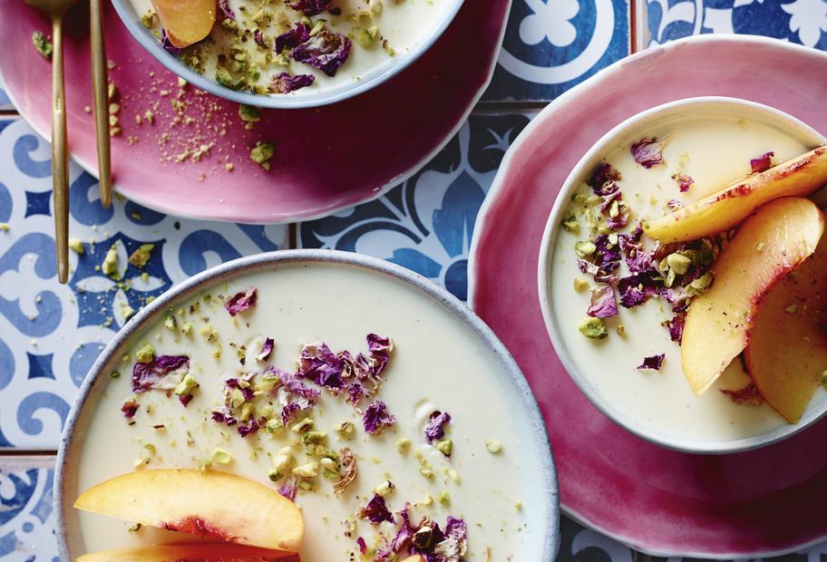 Buttermilch-Pannacotta mit Rosenwasser