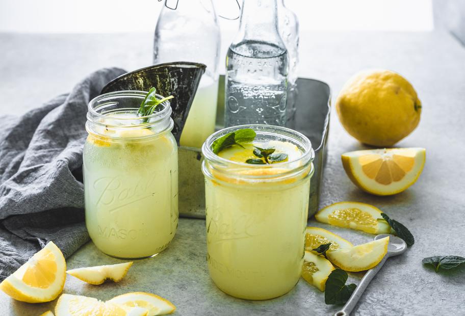 Spritzige Citronnade mit Minze