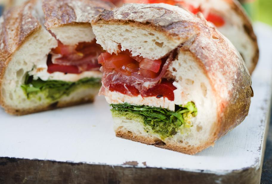 Gefülltes Picknickbrot mit Bacon