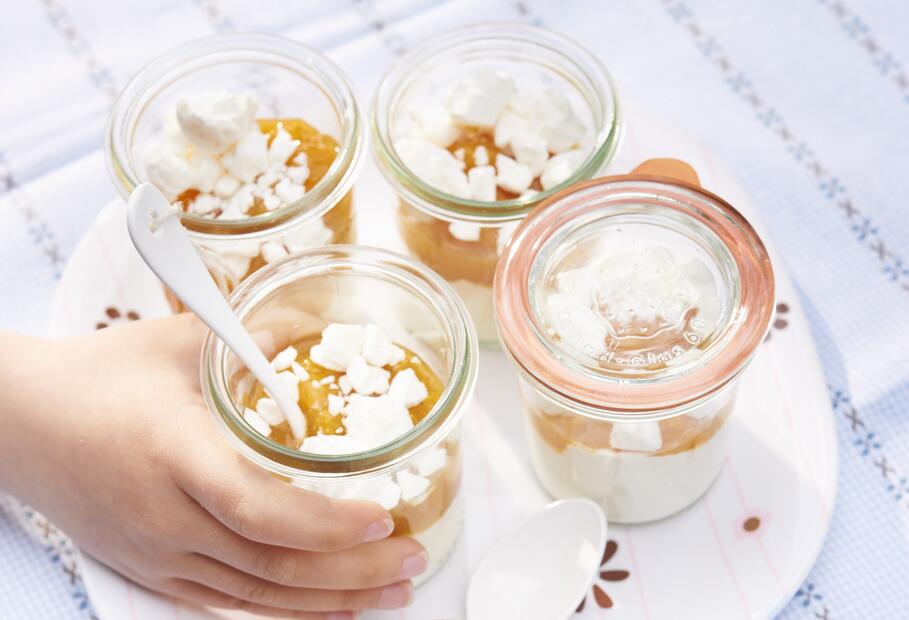 Joghurt-Aprikosen-Schichtdessert mit Baiser
