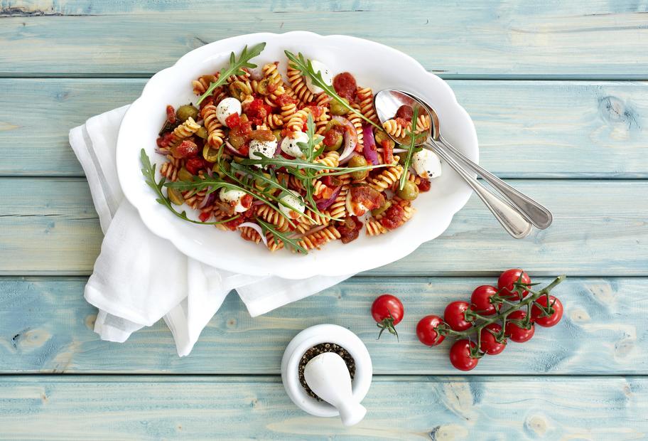 Pastasalat mit Tomate-Mozzarella