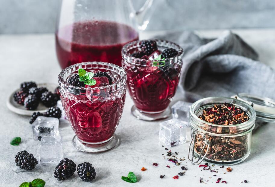 Selbst gemixter Brombeer-Eistee