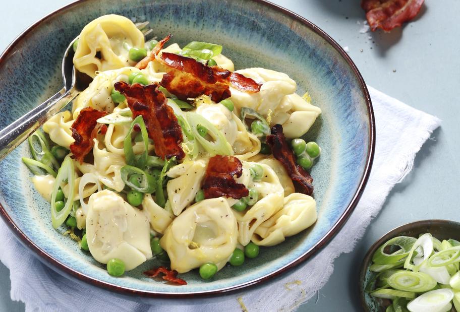 Tortellini-Salat mit Erbsen und Speck-Chips