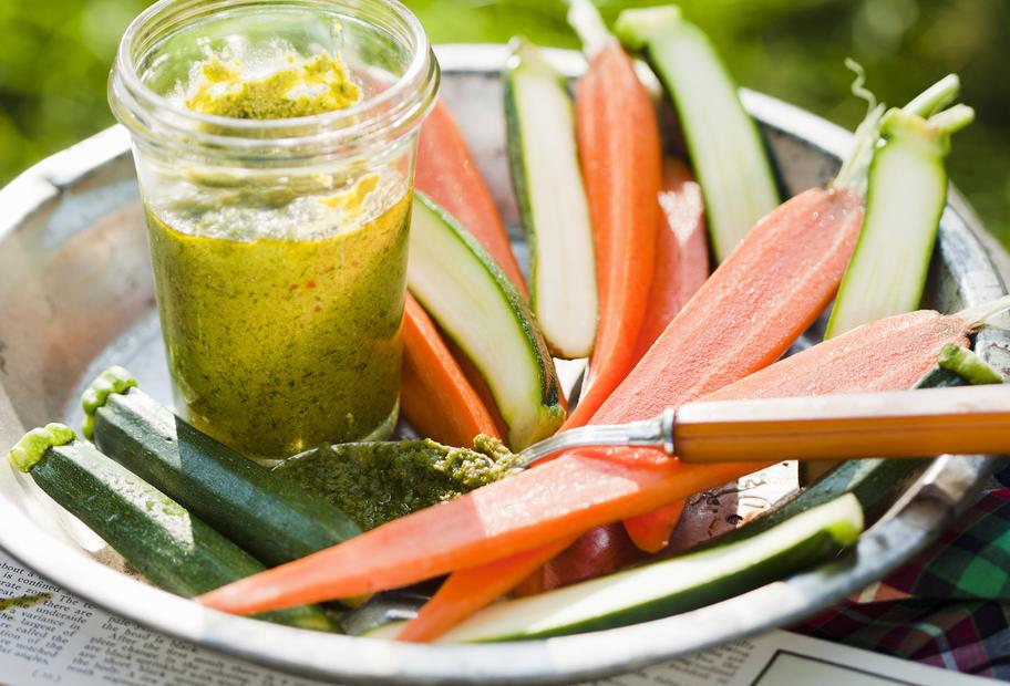 Veggie-Sticks mit Salsa verde
