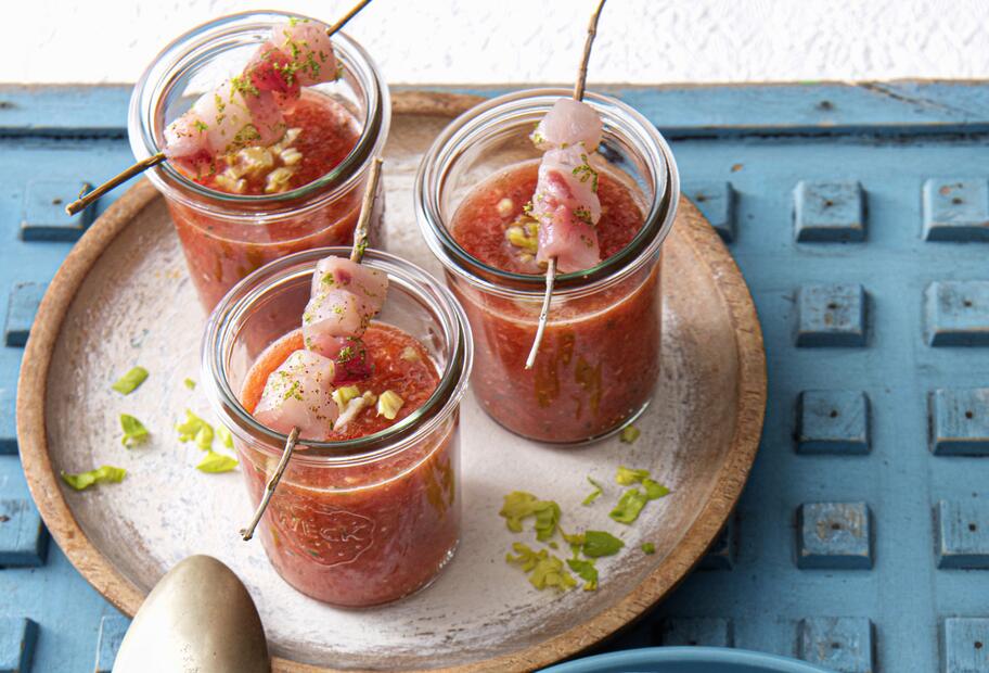 Wassermelonen-Gazpacho mit Sushi-Spießchen