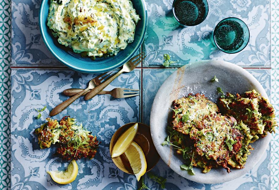 Knusprige Zucchinipuffer mit Spinat-Sultaninen-Dip für den Thermomix®