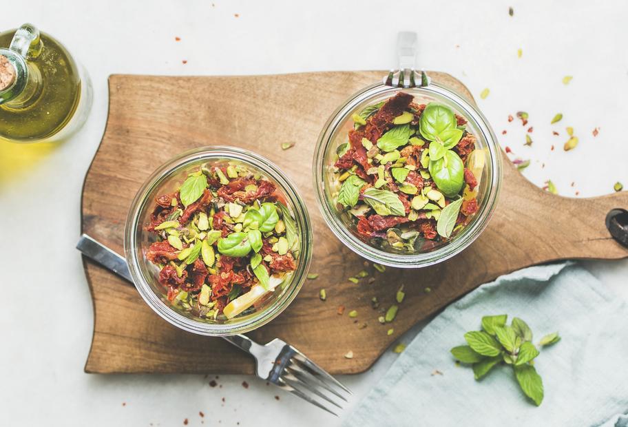 Veganer Quinoasalat mit Avocado