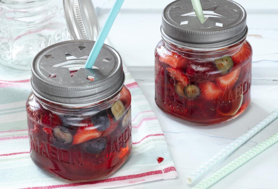 Bowle mit gemischten Beeren