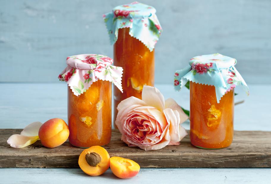 Aprikosenkonfitüre mit Rosenwasser