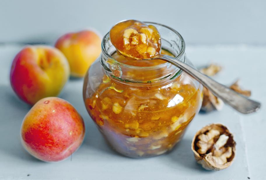 Aprikosenkonfitüre mit Walnüssen