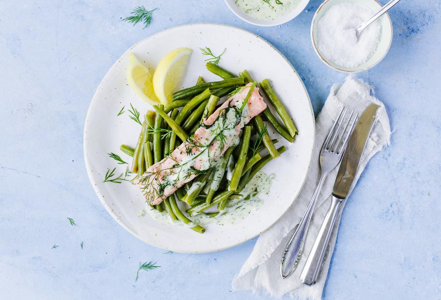 Lachs mit Dillsoße und grünen Bohnen