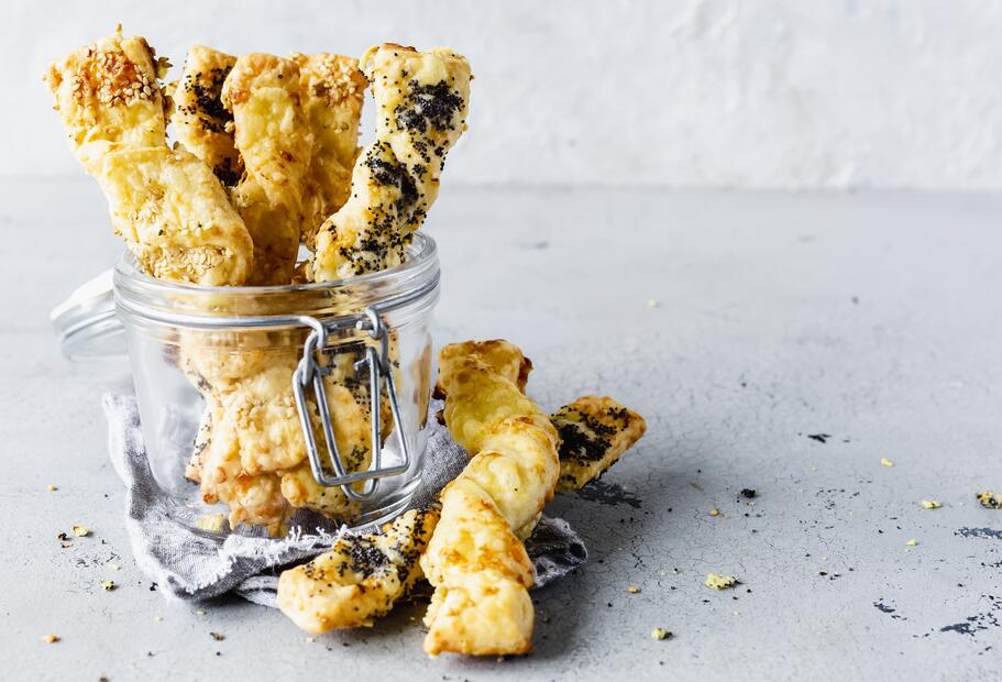 Krosse Käsestangen mit Mohn und Sesam