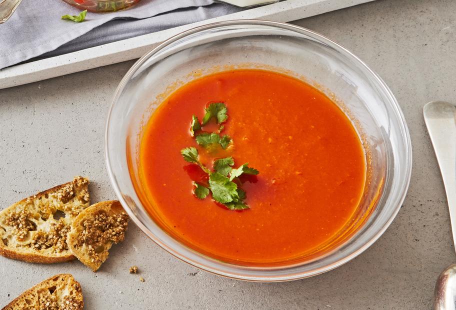 Kalte Caprese-Suppe mit Büffelmozzarella