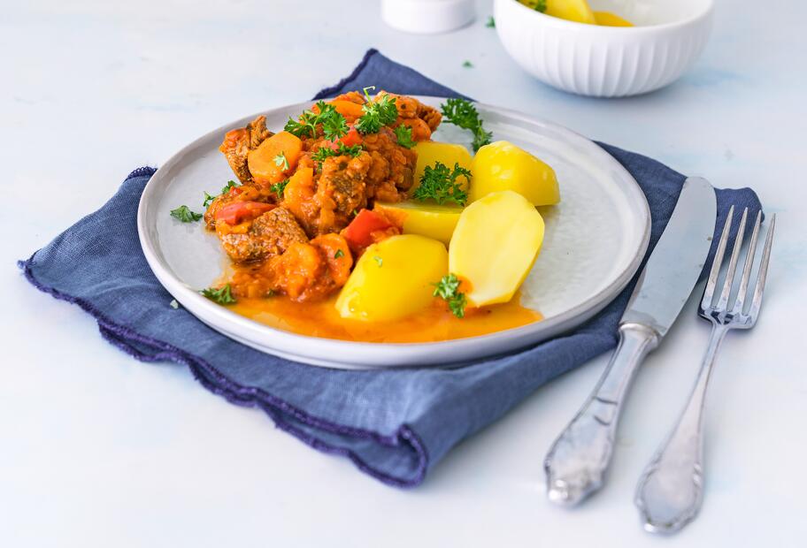 Zartes Gulasch mit buntem Gemüse