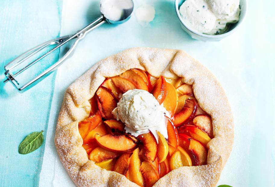 Nektarinentarte mit Minz-Joghurteis