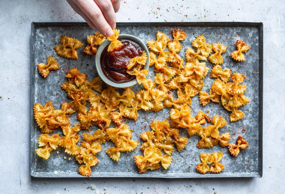 Ultraknusprige Pasta Chips mit Parmesan