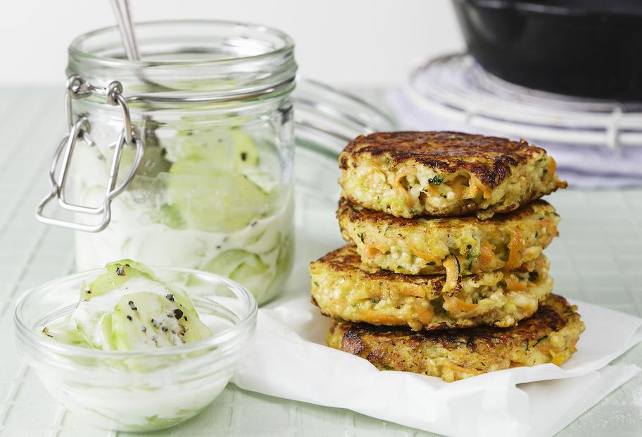 Quinoa-Halloumi-Taler mit Gurkensalat