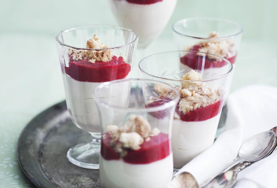 Weiße Schokoladencreme mit Himbeerpüree und Knusperstreuseln für den ...