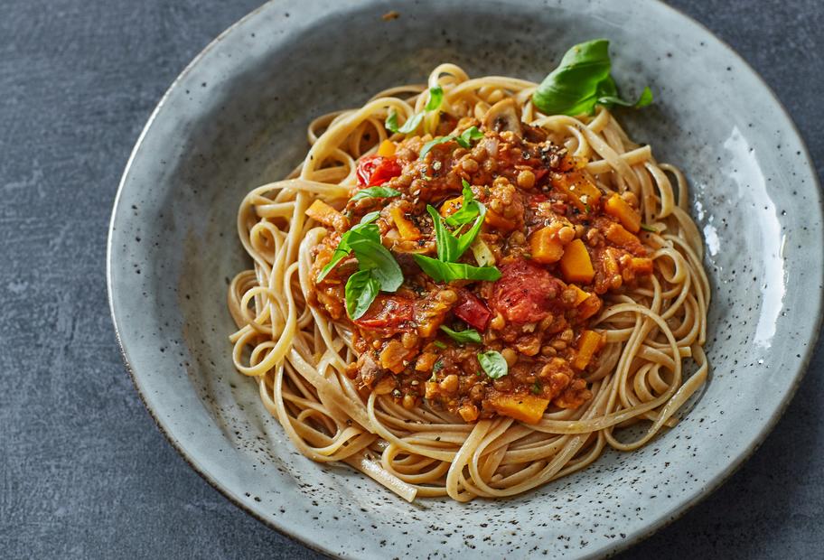 Dinkelnudeln mit veganer Linsenbolognese