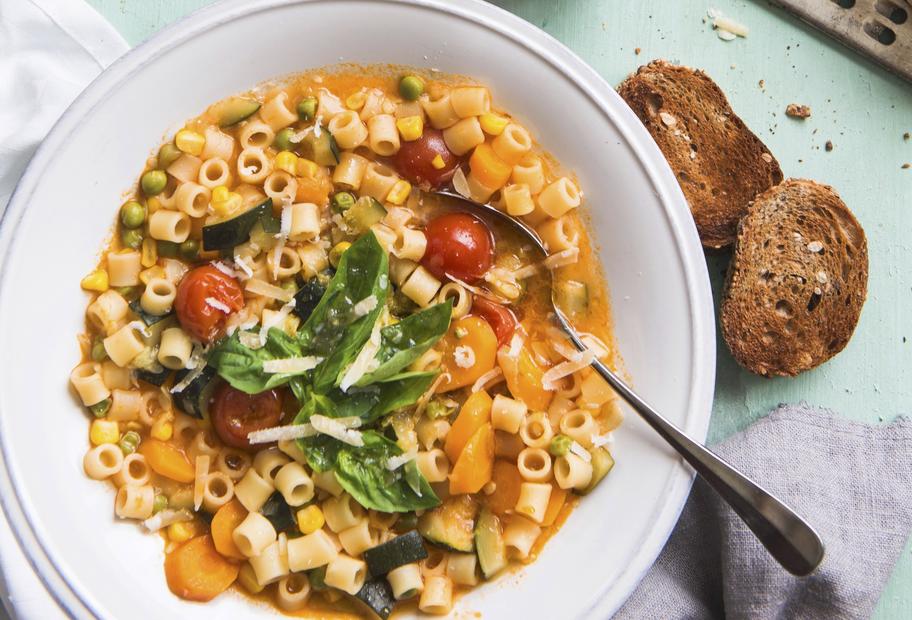 Minestrone mit kleinen Nudeln und Parmesan