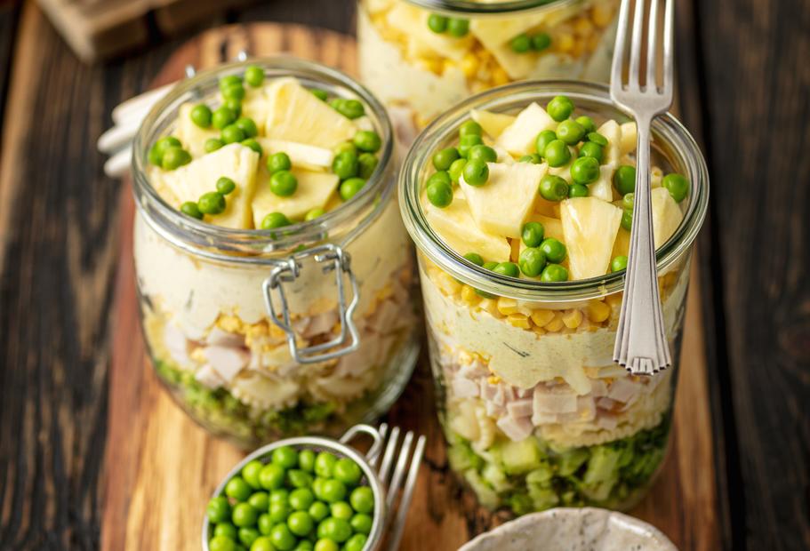 Cremiger Schichtsalat mit Nudeln und Schinken