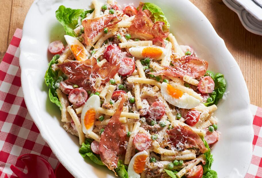 Nudelsalat Carbonara mit Bacon und Ei