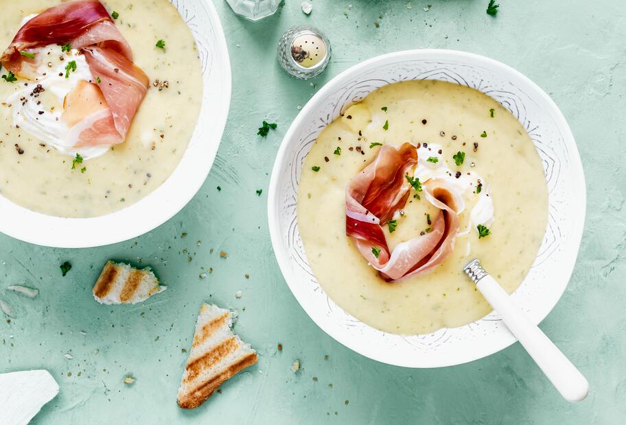 Chunky Kartoffelsuppe mit Räucherschinken und Schmand